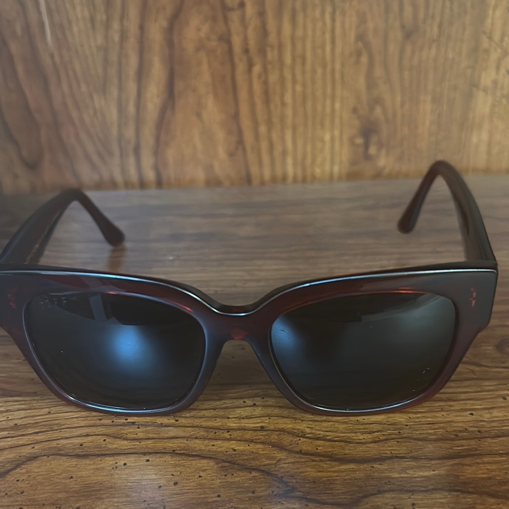 Women DIFF SUNGLASSES. RED FRAME WITH BLACK LENSES POLARIZED